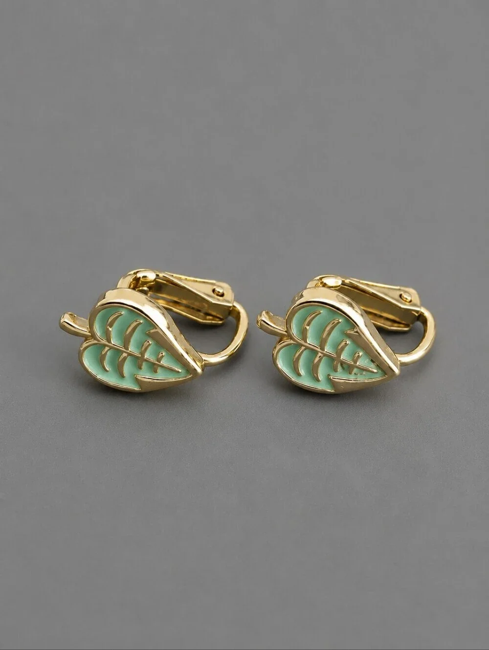 3/$30 VTG Dainty Green Leaf Clip-on Earrings